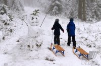 Schmuckbild, Wetterbild: Schneemann, Kinder mit Schlitten am Kniebis in Baiersbronn - Kniebis