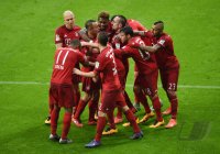 Fussball 1. Bundesliga Saison 15/16: JUBEL FC Bayern Muenchen