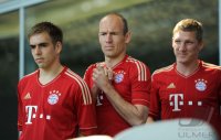 Fussball 1. Bundesliga : Philipp Lahm, Arjen Robben, Bastian Schweinsteiger (v. li., FC Bayern Muenchen)