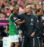 Fussball 1. Bundesliga &Atilde;Saison 2010/2011: AUSWECHSLUNG von Wesley, Trainer Thomas Schaaf (SV Werder Bremen)