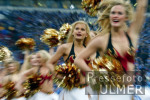 Die Cheerleader Pyromaniacs von Rhein Fire in der Arena auf Schalke