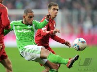 Fussball 1. Bundesliga, Saison 2011/2012: Ashkan Dejagah (li, VfL Wolfsburg) gegen Philipp Lahm (FC Bayern Muenchen)