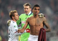 Fussball DFB Pokal, Saison 2011/2012, Viertelfinale: Rafinha, Torwart Manuel Neuer, Luiz Gustavo (v. li., FC Bayern Muenchen)