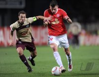 1. Fussball Bundesliga: Steven Cherundolo (li, Hannover 96)  gegen Adam Szalai (re, 1. FSV Mainz 05)