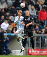 2. Fussball Bundesliga: Stefan Aigner  (li, 1860 Muenchen) gegen Arne Feick (re, Arminia Bielefeld)