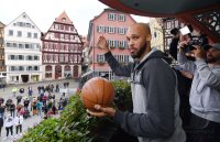 Basketball 1. Bundesliga 17/18  Teamvorstellung Walter Tigers Tuebingen auf dem Rathausbalkon