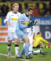 Fussball 1. Bundesliga  Saison 2010/2011: Tobias Levels mit Christofer Heimeroth (v. li., Borussia Moenchengladbach)