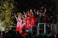 Fussball: DFB Pokal Finale: JUBEL Mark van Bommel, Arjen Robben (v.li., FCB)