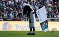 Fussball 1. Bundesliga: JUENTER das Borussen Maskottchen mit Fahne