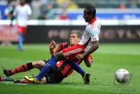 Fussball 1. Bundesliga : Sebastian Jung (li, Eintracht Frankfurt) gegen Ze Roberto (re, Hamburger SV)