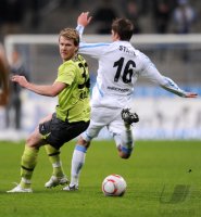 2. Fussball Bundesliga: Sascha Roesler (li, Duesseldorf) gegen Dominik Stahl (re, 1860 Muenchen)
