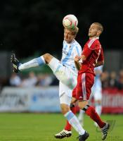 1. Fussball Bundesliga: Kai Buelow (li, 1860 Muenchen) gegen Mladen Petric  (re, HSV)