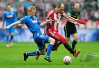 Fussball 1. Bundesliga : Arjen Robben (li, FC Bayern Muenchen) gegen Andreas Ibertsberger (re, TSG 1899 Hoffenheim)