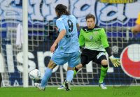 2. Fussball Bundesliga:  Tor zum 2:0 Djordje Rakic (li, 1860 Muenchen) gegen Daniel Davari (Eintracht Braunschweig)