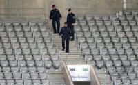 2. Fussball Bundesliga:  POLIZEI kontroliert die Raenge in der Allianz Arena