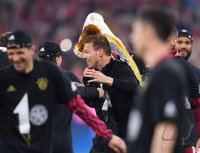 Fussball 1. Bundesliga Saison 21/22: JUBEL FC Bayern Muenchen feiert die 32. Meisterschaft