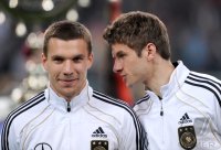 Fussball International EM 2012 Testspiel: Lukas PODOLSKI mit Thomas MUELLER (v. li., Deutschland)
