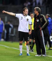 Fussball International:  Konstantin Rausch mit Trainer Rainer Adrion (v.li., Deutschland)
