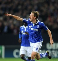 Fussball CHL  Saison 2010/2011:  JUBEL Benedikt Hoewedes (FC Schalke 04)