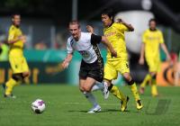Fussball DFB Pokal : Manuel Fischer (li, Burghausen) gegen Shinji Kagawa (re, BVB)