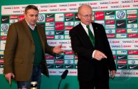 Fussball 1. Bundesliga, Saison 2011/2012: Pressekonferenz Werder Bremen zur Vertragsverlaengerung von Manager und Trainer