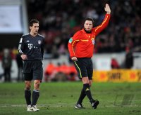 Fussball 1. Bundesliga : Schiri Thorsten Kinhoefer mit Miroslav Klose (FC Bayern Muenchen)