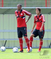 Fussball 1. Bundesliga: Jerome Boateng, Takashi Usami  (v. li., FC Bayern Muenchen)