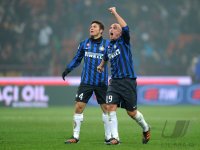 FUSSBALL International SERIE A 2011/2012:  JUBEL Javier Zanetti (li.) mit Esteban Cambiasso (Inter Mailand)