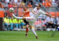 FUSSBALL INTERNATIONAL: Gregory VAN DER WIEL (li, Holland) gegen Boldizsar BODOR (re, Ungarn)