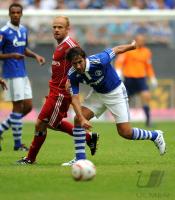 FUSSBALL: LIGA TOTAL CUP 2010 , Raul (re, Schalke) gegen David Jarolim (li, HSV)