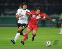 Fussball International EM 2012-Qualifikation: Sami KHEDIRA (li, Deutschland) gegen Emre Beloezoglu (re, Tuerkei)