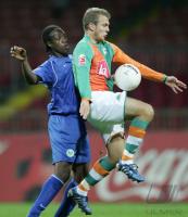Fussball DFB Pokal: Bremen - Wolfsburg, Zweikampf
