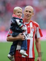 Fussball 1. Bundesliga :  Robben mit Sohn Luka (FC Bayern Muenchen)