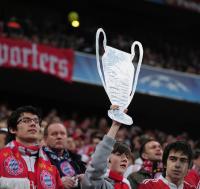 FUSSBALL  International CHL 09/10: FC Bayern Fans mit einem CHL Pokal