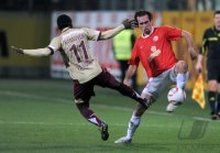 1. Fussball Bundesliga: Christian Fuchs (re, 1. FSV Mainz 05)  gegen Didier Ya Konan (li,Hannover 96)