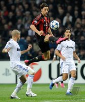 Fussball Champions League  Saison 2010/2011: Zlatan Ibrahimovic (li, AC Mailand) gegen SAMI KHEDIRA (re, Real Madrid)