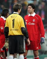 Fussball 1. Bundesliga: Bayern-Leverkusen, Ballack-Butt im Gespraech