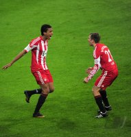 Fussball 1. Bundesliga : Luiz Gustavo mit Philipp Lahm (v.li., FC Bayern Muenchen)