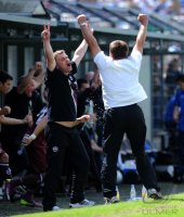 U19 Fussball Bundesliga : Jubel Trainer Gunther Metz (1. FC Kaiserslautern)