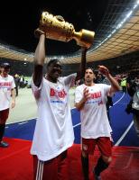 Fussball: DFB Pokal Finale: JUBEL David Alaba, Franck Ribery (v.li., FCB)