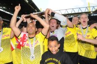 Fussball 1. Bundesliga :  Dede, Torwart Roman Weidenfeller, Sven Bender  (v. li., Borussia Dortmund)jubeln mit Schale