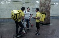 FUSSBALL WM 2018: Schmuckbild, Strassenkehrerin am Roten Platz