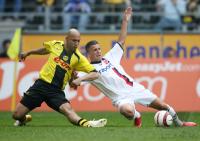 Fussball 1. Bundesliga: Dortmund - Frankfurt, Zweikampf