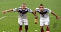 FUSSBALL WM 2014, FINALE: JUBEL Podolski (Deutschland) und Schweinsteiger (Deutschland)