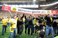 Fussball 1. Bundesliga : Borussia Dortmund  Fans mit der Bande DEUTSCHER MEISTER im Signal Iduna Park