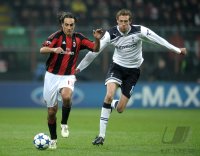 Fussball Champions League  Saison 2010/2011: Alessandro Nesta (li, AC Mailand) gegen Peter Crouch (re, Tottenham Hotspur)