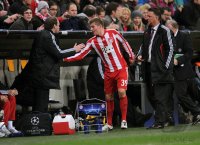 Fussball Champions League: (v. li.) Sportdirektor Christian Nerlinger, Toni Kroos wird ausgewechselt von Trainer Louis van Gaal (FC Bayern Muenchen)