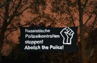 Tuebinger Nachtleben, Menschenansamm lung im Bota (Alte Botanischen Garten) in der Nacht auf Sonntag