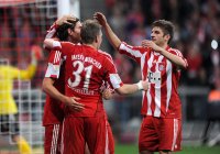 Fussball 1. Bundesliga : (v. li.) Bayern JUBEL nach dem Tor zum 3:0 mit Mario Gomez, Bastian Schweinsteiger , Thomas Mueller