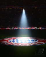 Fussball 1. Bundesliga, Saison 2012/2013:  Der FCB wuenscht Frohe Weihnachten mit einer LASER SHOW in der Allianz Arena